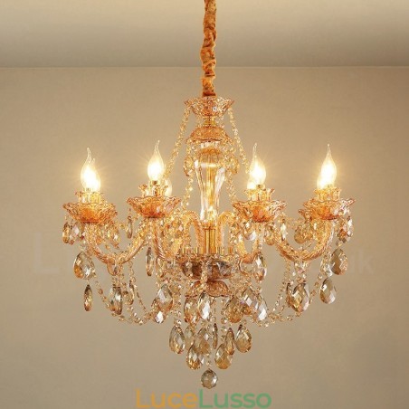 Lampadario elegante in cristallo con 8 candele color ambra e oro chiaro Lampadario elegante in cristallo con 8 candele color ambra e oro chiaro