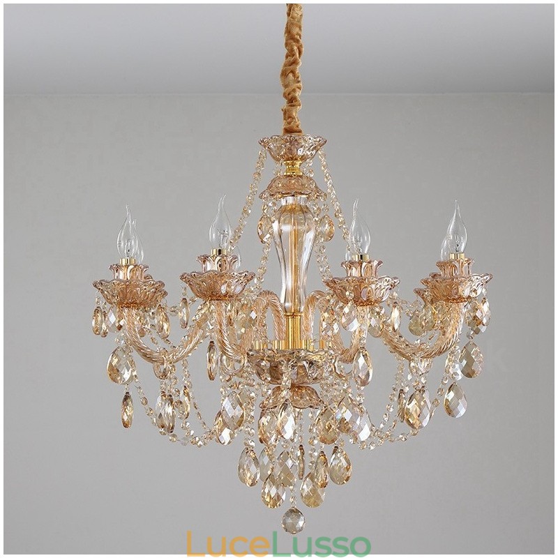 Lampadario elegante in cristallo con 8 candele color ambra e oro chiaro