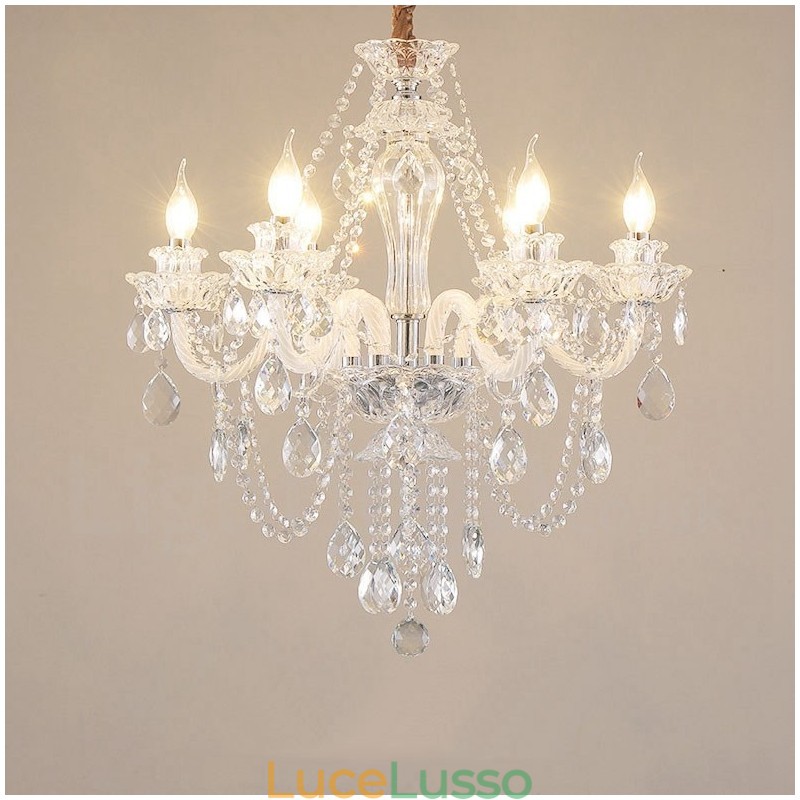 Lampadario a 6 luci in cristallo trasparente con design speciale e braccia bianche