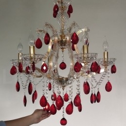 Lampadario a 6 luci con candela dorata e cristallo rosso