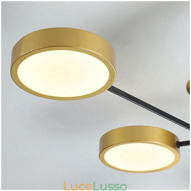 Lampadario moderno in metallo con soffitto nero oro
