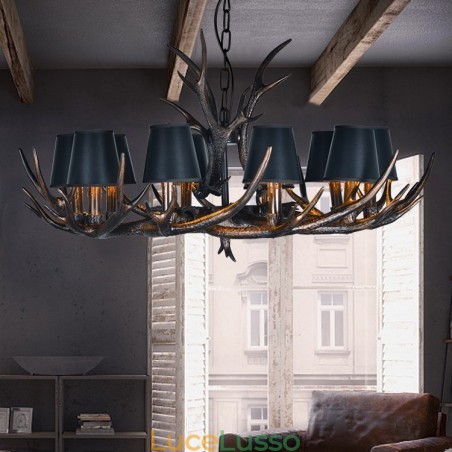 Lampadario antico retrò con paralumi in corna di cervo Lampadario antico retrò con paralumi in corna di cervo
