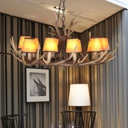 Lampadario antico retrò con paralumi in corna di cervo