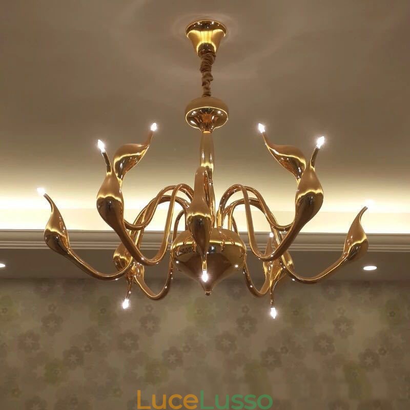 Lampadario a sospensione moderno in metallo dorato a forma di cigno da 12 luci