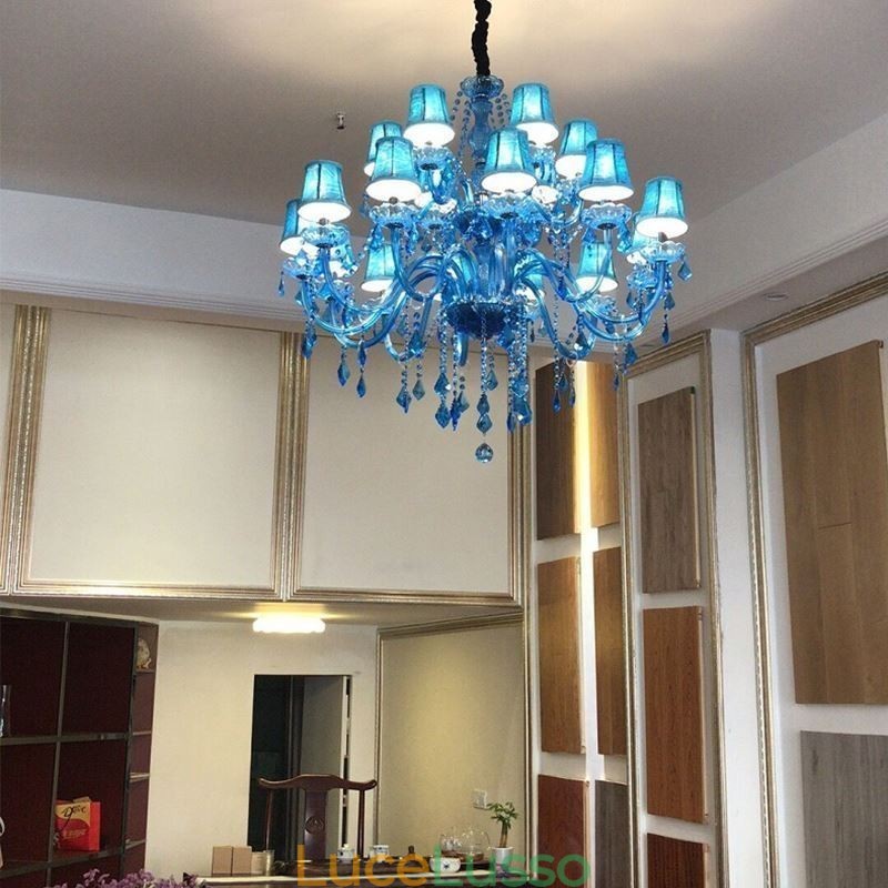 Grande lampadario di cristallo europeo con luce pendente di colore blu estetico