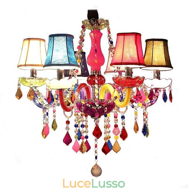 Grande lampadario di cristallo colorato europeo