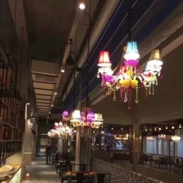 Grande lampadario di cristallo colorato europeo