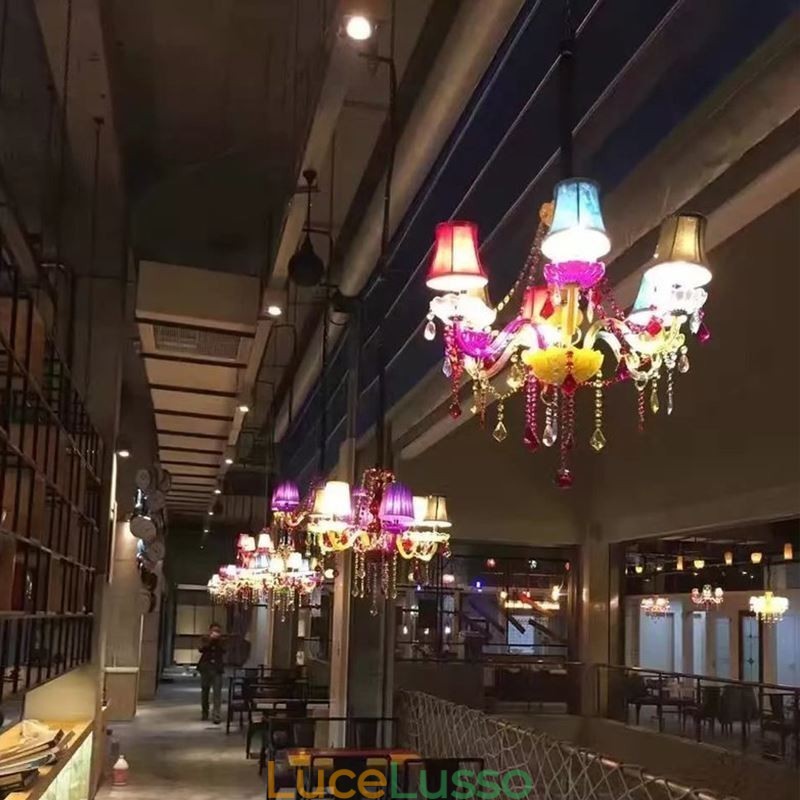 Grande lampadario di cristallo colorato europeo