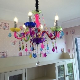 Grande lampadario di cristallo colorato europeo