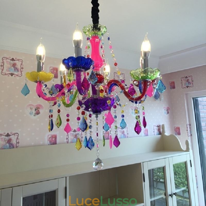Grande lampadario di cristallo colorato europeo