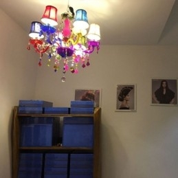 Grande lampadario di cristallo colorato europeo