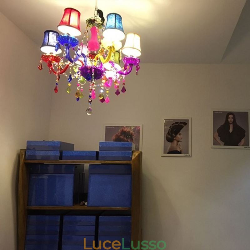 Grande lampadario di cristallo colorato europeo