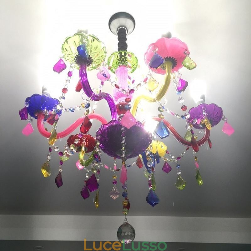 Grande lampadario di cristallo colorato europeo
