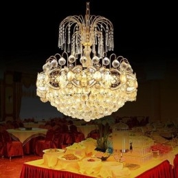 Grazioso lampadario di cristallo classico color oro