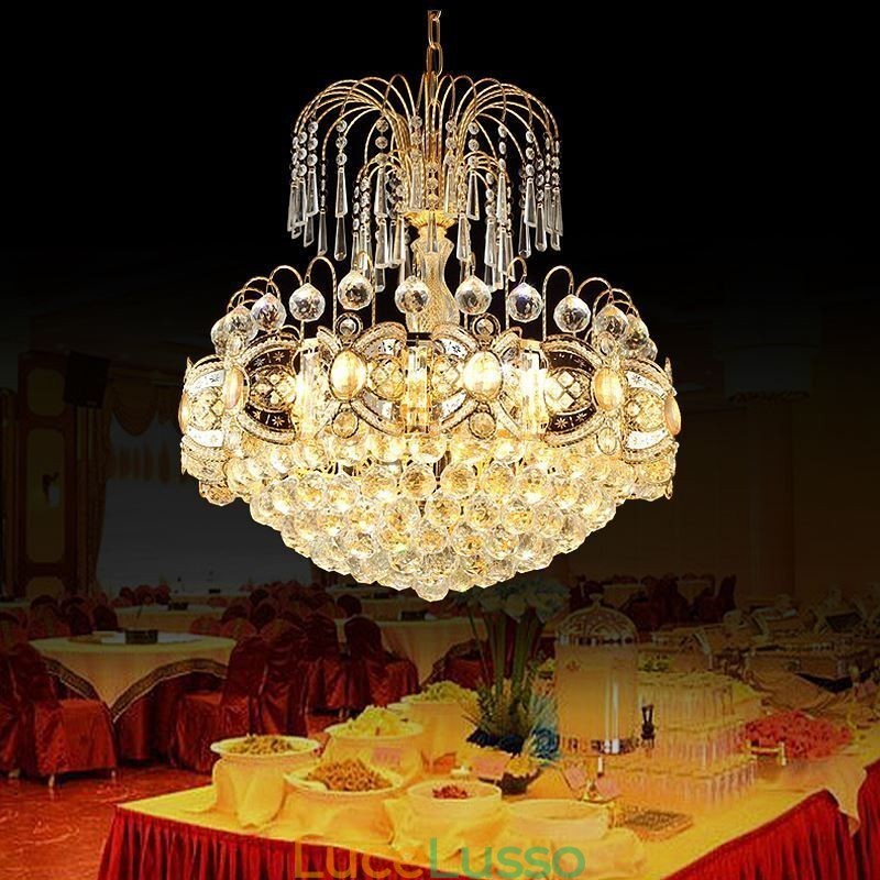Grazioso lampadario di cristallo classico color oro