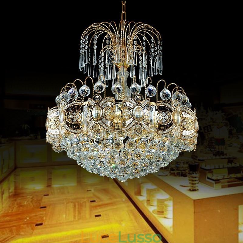 Grazioso lampadario di cristallo classico color oro
