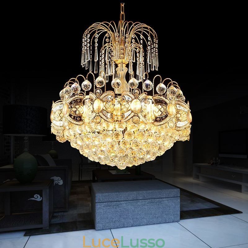 Grazioso lampadario di cristallo classico color oro