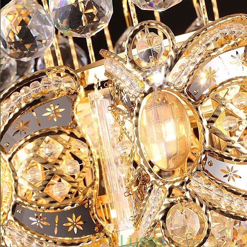 Grazioso lampadario di cristallo classico color oro