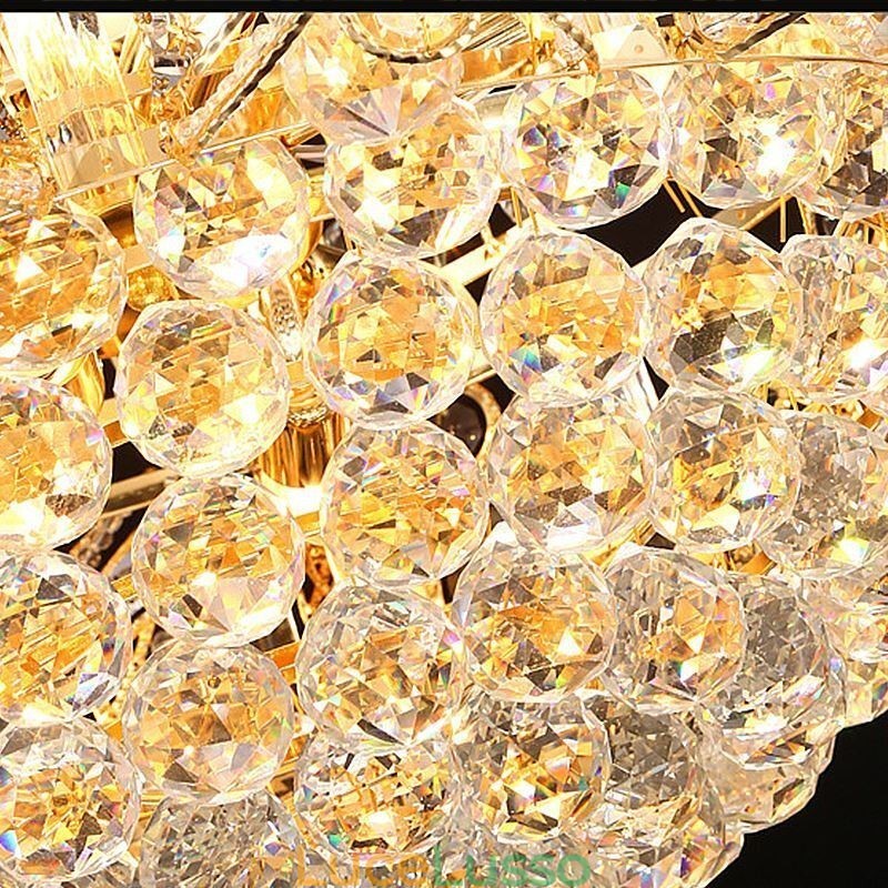 Grazioso lampadario di cristallo classico color oro