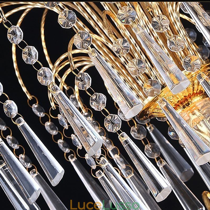 Grazioso lampadario di cristallo classico color oro