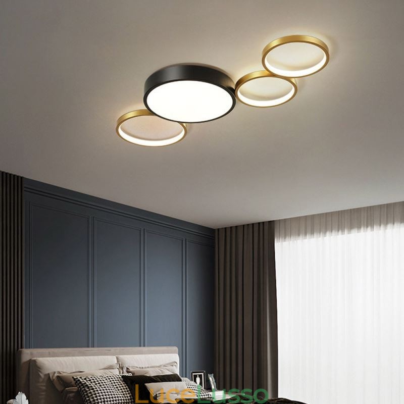 Lampada da soffitto a 4 anelli con paralume nero e oro unico