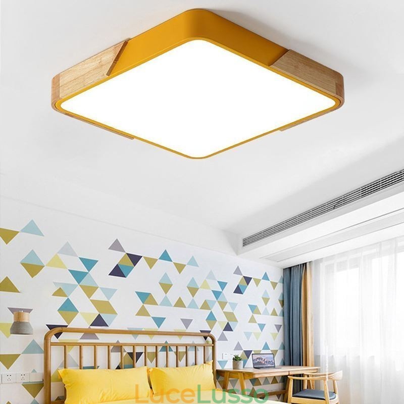 Semplice plafoniera con struttura in legno a filo, lampada dal design super sottile, luce a sospensione