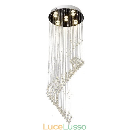 Elegante lampadario di cristallo con luci a goccia per soffitto nell'atrio Elegante lampadario di cristallo con luci a goccia per soffitto nell'atrio