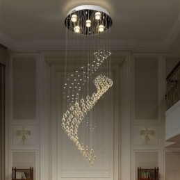 Elegante lampadario di cristallo con luci a goccia per soffitto nell'atrio