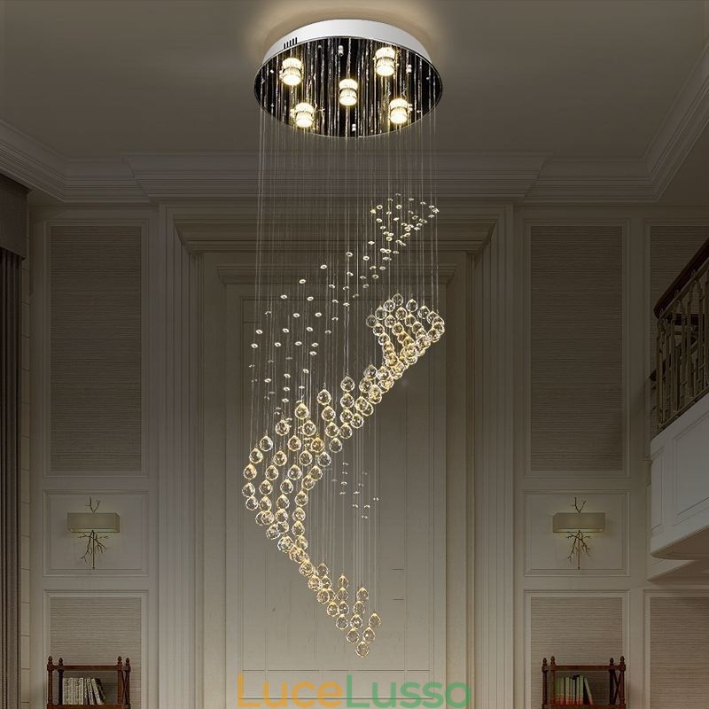 Elegante lampadario di cristallo con luci a goccia per soffitto nell'atrio