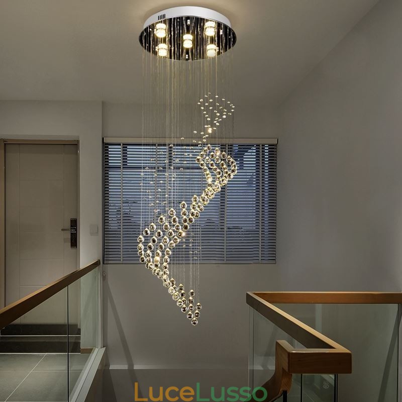 Elegante lampadario di cristallo con luci a goccia per soffitto nell'atrio