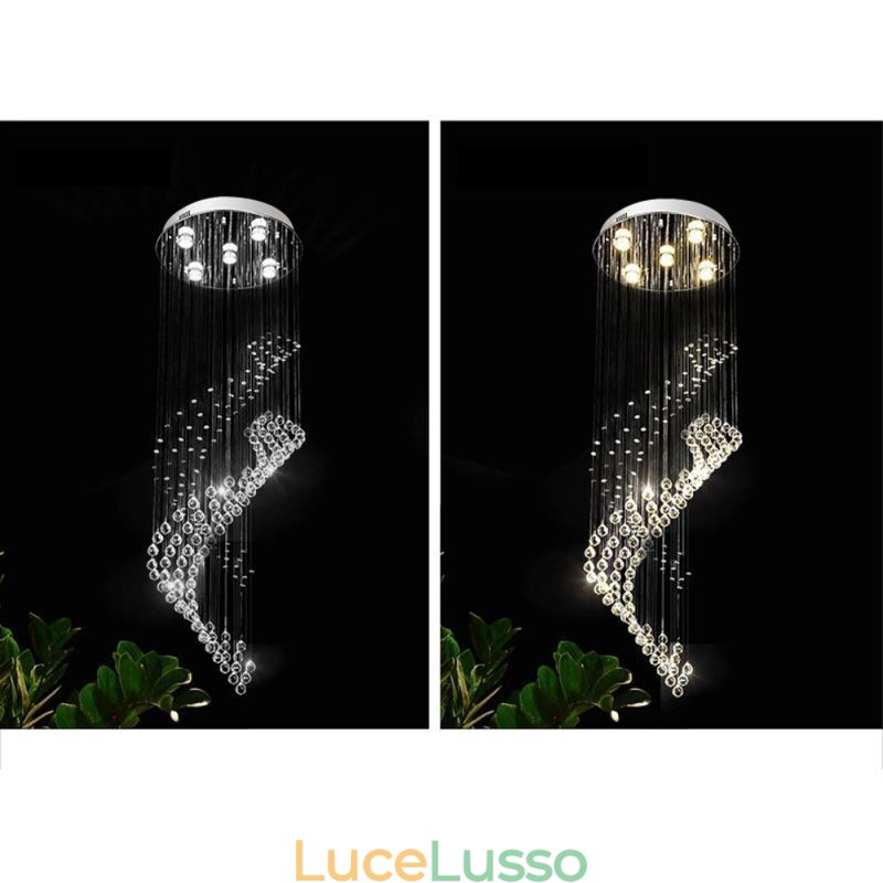 Elegante lampadario di cristallo con luci a goccia per soffitto nell'atrio