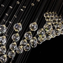 Elegante lampadario di cristallo con luci a goccia per soffitto nell'atrio