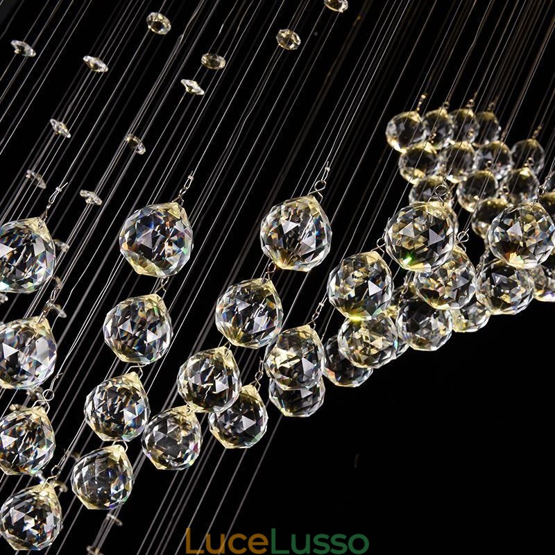 Elegante lampadario di cristallo con luci a goccia per soffitto nell'atrio