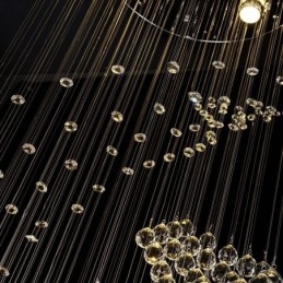 Elegante lampadario di cristallo con luci a goccia per soffitto nell'atrio