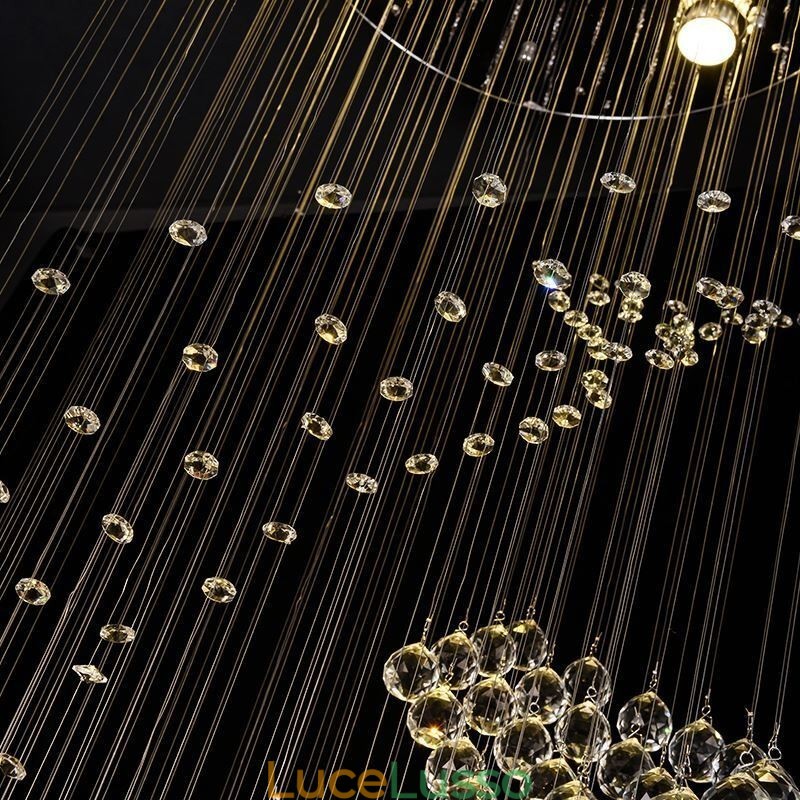 Elegante lampadario di cristallo con luci a goccia per soffitto nell'atrio