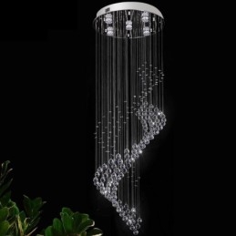 Elegante lampadario di cristallo con luci a goccia per soffitto nell'atrio