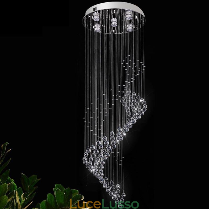 Elegante lampadario di cristallo con luci a goccia per soffitto nell'atrio