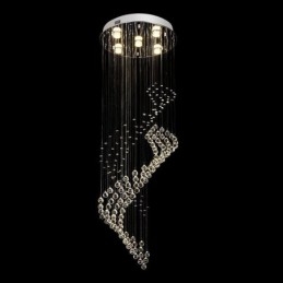 Elegante lampadario di cristallo con luci a goccia per soffitto nell'atrio