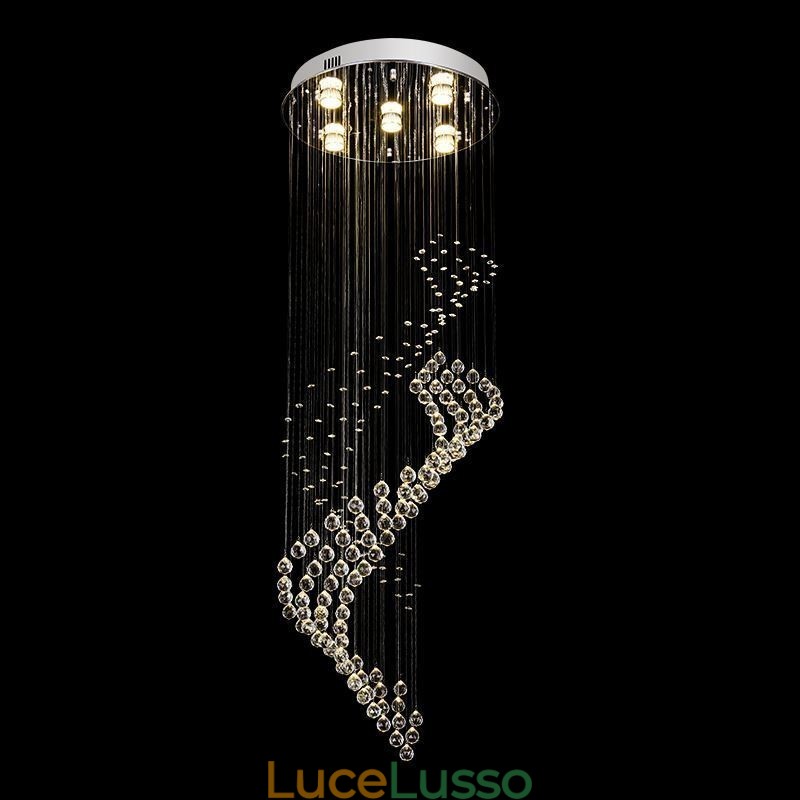 Elegante lampadario di cristallo con luci a goccia per soffitto nell'atrio