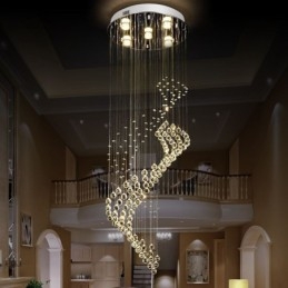 Elegante lampadario di cristallo con luci a goccia per soffitto nell'atrio