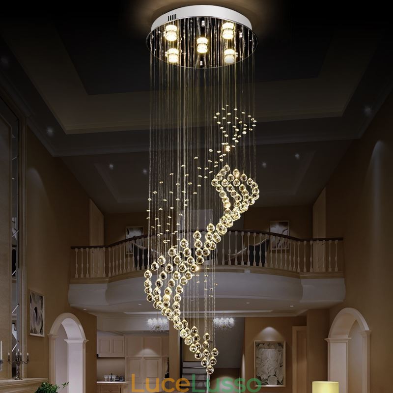 Elegante lampadario di cristallo con luci a goccia per soffitto nell'atrio