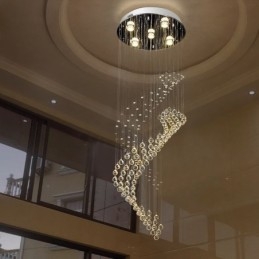 Elegante lampadario di cristallo con luci a goccia per soffitto nell'atrio