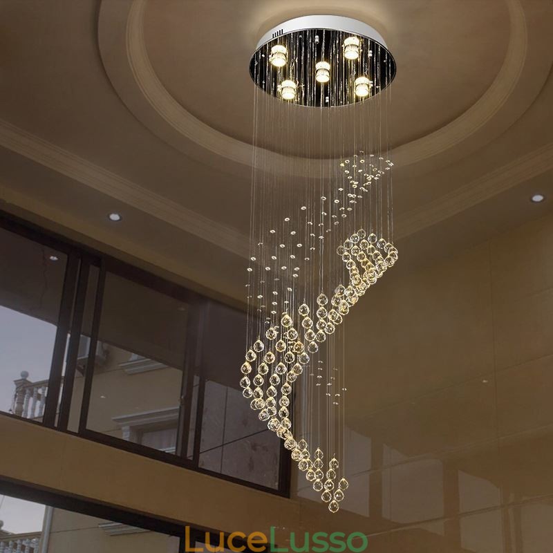 Elegante lampadario di cristallo con luci a goccia per soffitto nell'atrio