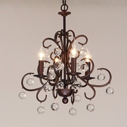 Lampadario in metallo dipinto in stile classico tradizionale