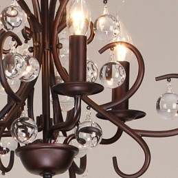 Lampadario in metallo dipinto in stile classico tradizionale