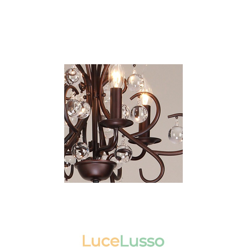 Lampadario in metallo dipinto in stile classico tradizionale