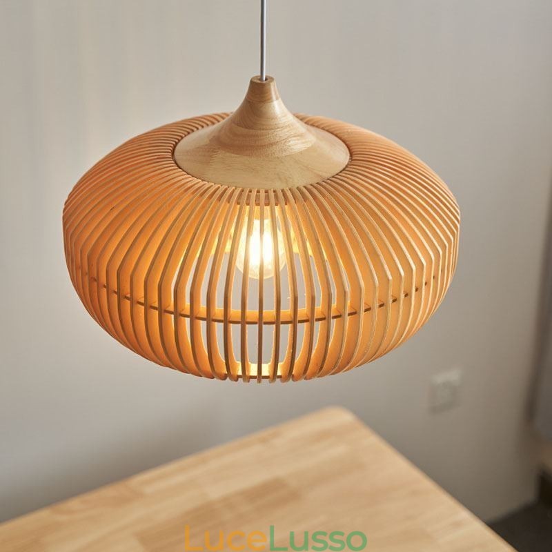 Lampadario a forma di zucca con struttura in legno