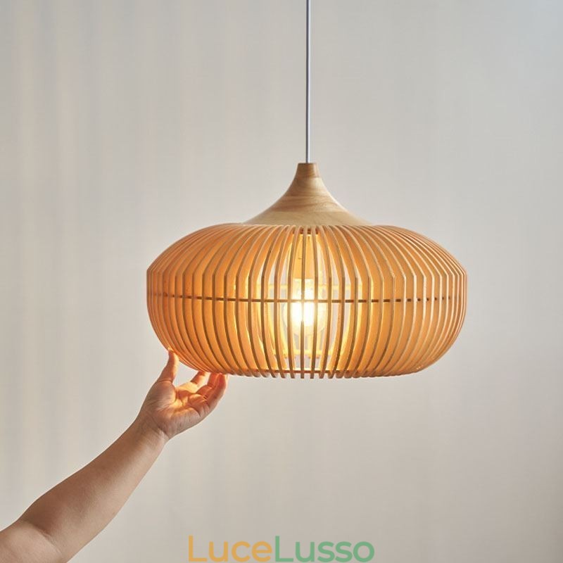 Lampadario a forma di zucca con struttura in legno