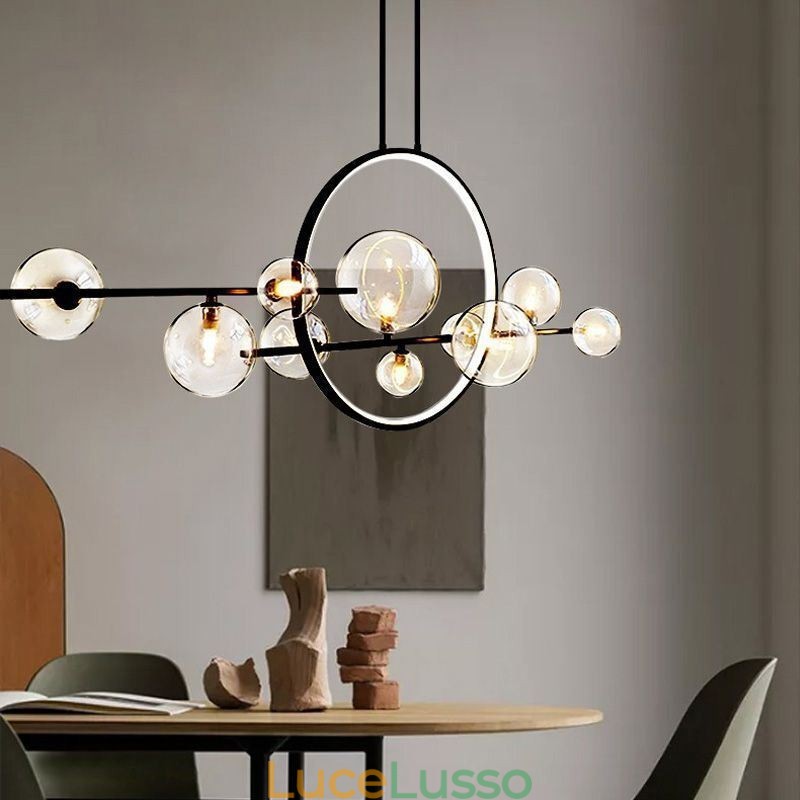 Lampadario moderno in metallo con bolle di vetro trasparente