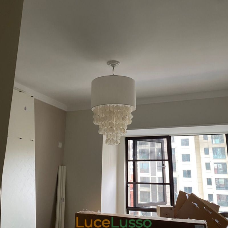 Lampada a sospensione contemporanea con gusci di medusa e paralume cilindrico